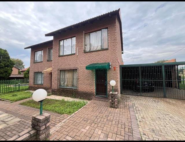 3 BEDROOM TOWNHOUSE FOR SALE IN TURFFONTEIN